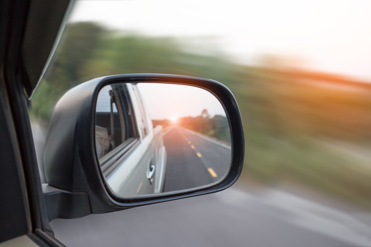 Cómo cambiar el espejo retrovisor de tu auto
