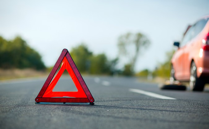 Cómo reaccionar si estás conduciendo y se produce un pinchazo