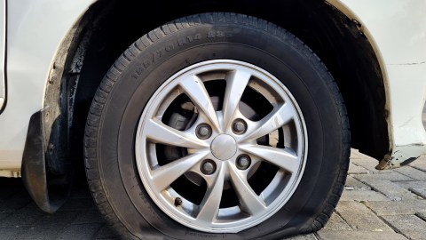 Cómo reaccionar si estás conduciendo y se produce un pinchazo