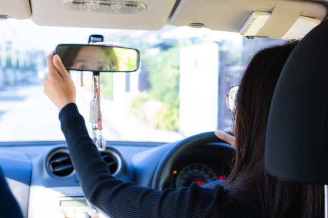 Cómo cambiar el espejo retrovisor de tu auto