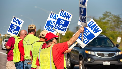 Huelga de trabajadores de Ford y GM se amplía a más de 25,000 trabajadores