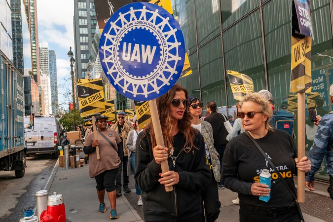 Huelga de trabajadores de Ford y GM se amplía a más de 25,000 trabajadores