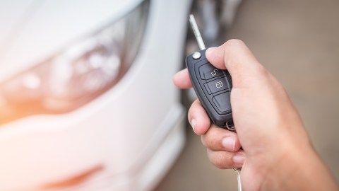 Cómo abrir la puerta del auto si no funciona el mando a distancia