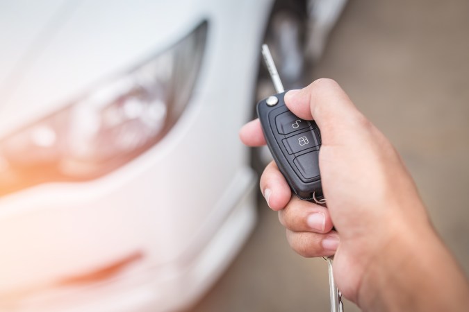 Cómo abrir la puerta del auto si no funciona el mando a distancia