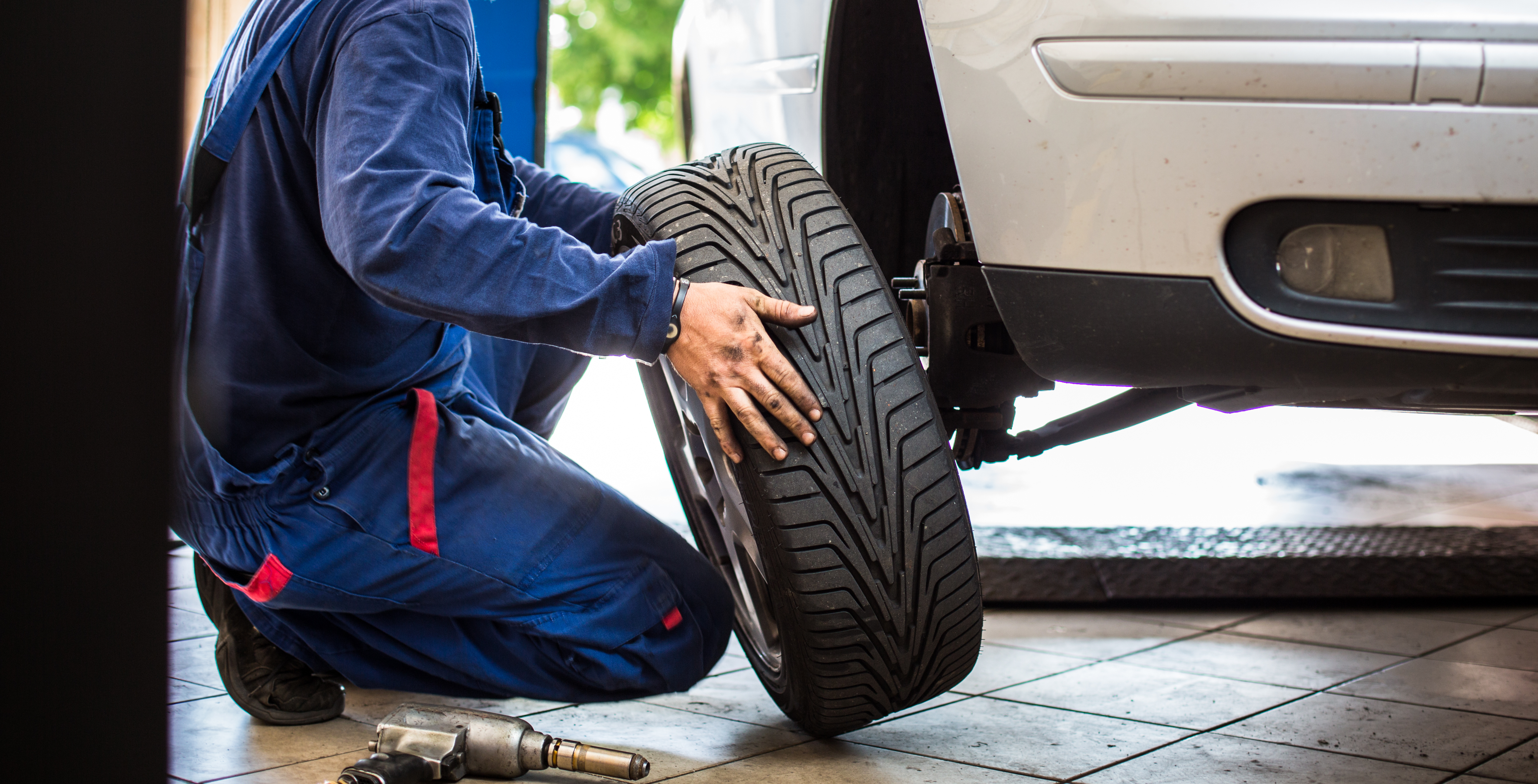 Cómo se deben rotar las llantas de un auto