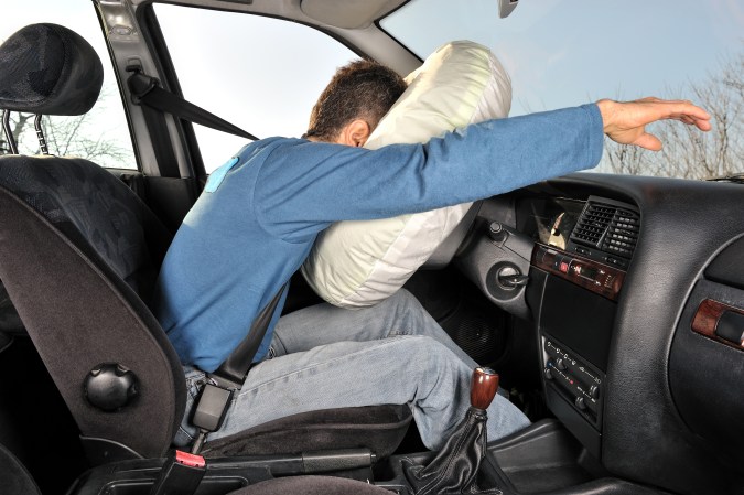 Cómo funcionan los airbags