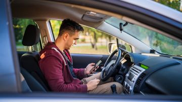 multas por usar el teléfono al volante en Illinois