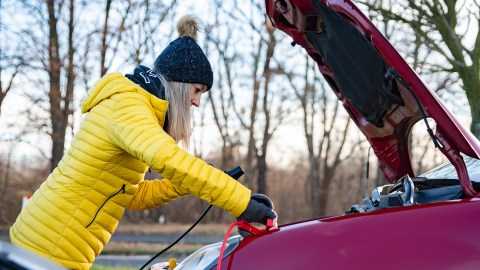 Cómo cargar la batería de un auto