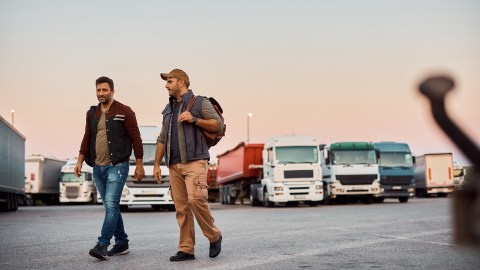 cuanto gana un trailero en california
