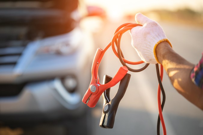 Cómo arrancar el auto con pinzas