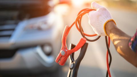 Cómo arrancar el auto con pinzas