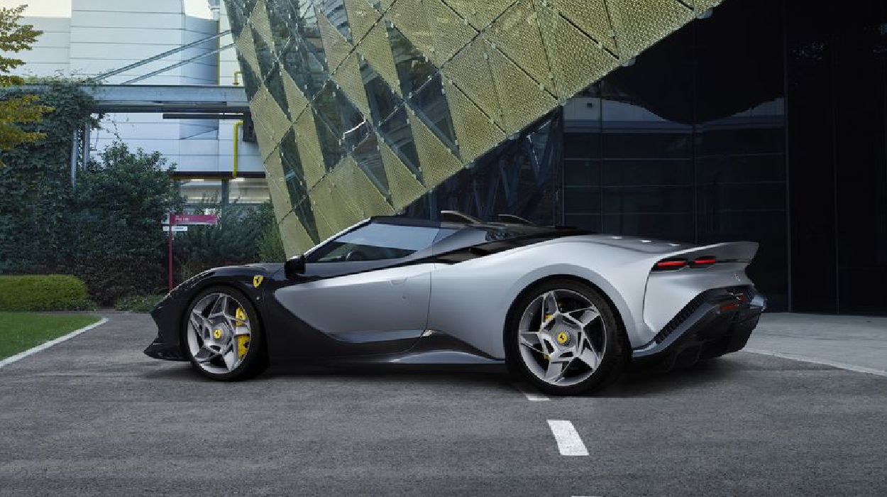 Ferrari muestra un adelanto del SP-8 descapotable, una máquina única