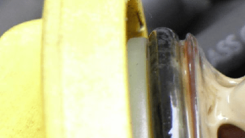 Qué sucede si el aceite del auto se vuelve color crema