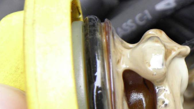 Qué sucede si el aceite del auto se vuelve color crema