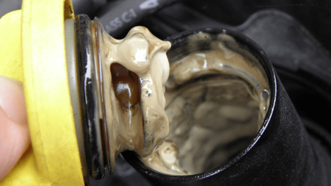 Qué sucede si el aceite del auto se vuelve color crema