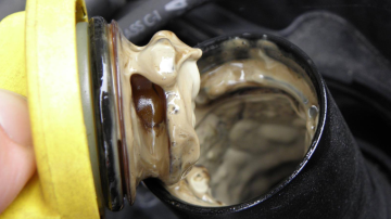 Qué sucede si el aceite del auto se vuelve color crema
