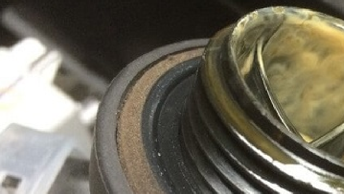 Qué sucede si el aceite del auto se vuelve color crema