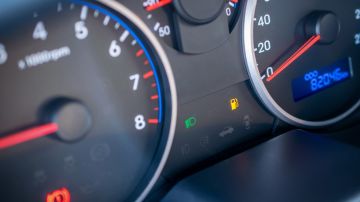 problemas conducir auto reserva combustible