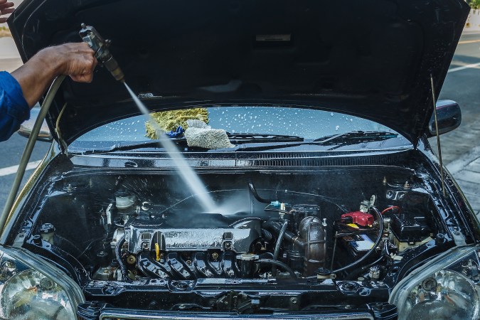 Pasos para lavar el motor de tu auto sin dañarlo