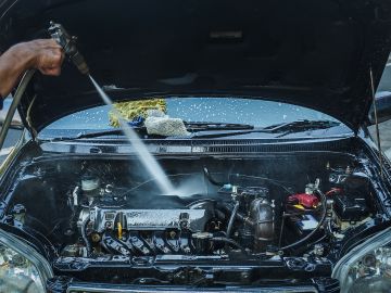 Pasos para lavar el motor de tu auto sin dañarlo