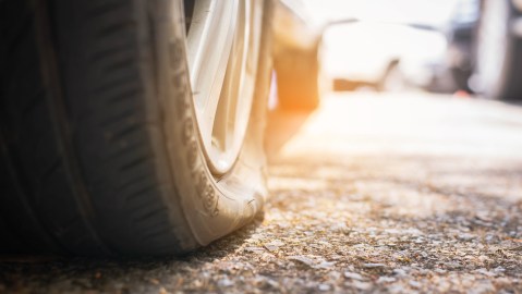 Cómo conducir si ocurre un pinchazo en la llanta
