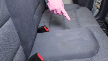 Un truco inmejorable para limpiar la tapicería del carro