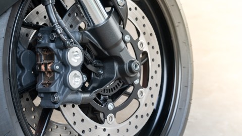 Cómo reconocer si una moto tiene ABS