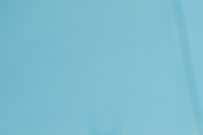 Existen algunos productos que pueden ser útiles para rellenar las grietas en el vidrio.