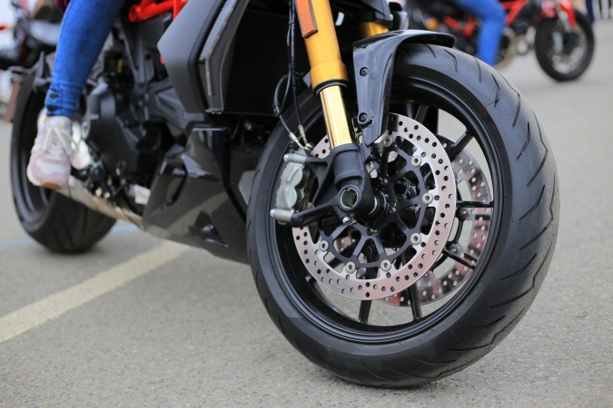 Cómo reconocer si una moto tiene ABS