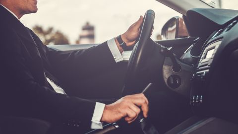 Cuál es la posición correcta que debe tener el asiento al conducir