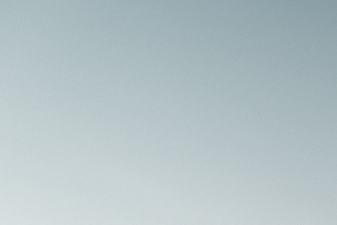 Auto color gris obscuro y antracita.