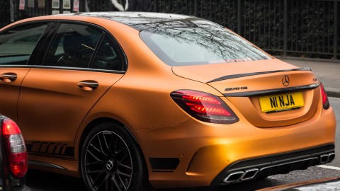 ¿Es legal personalizar la matrícula del auto?