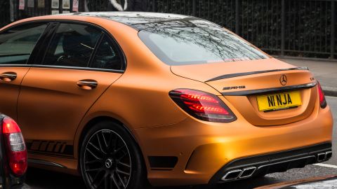 ¿Es legal personalizar la matrícula del auto?