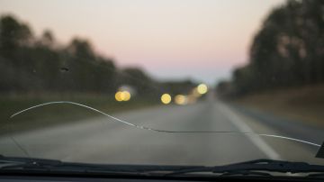 Las grietas en el parabrisas representan un riesgo a la hora de conducir.