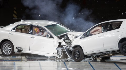 Cómo son las pruebas de choque de autos