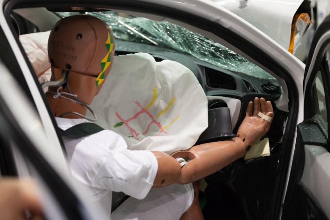 Cómo son las pruebas de choque de autos