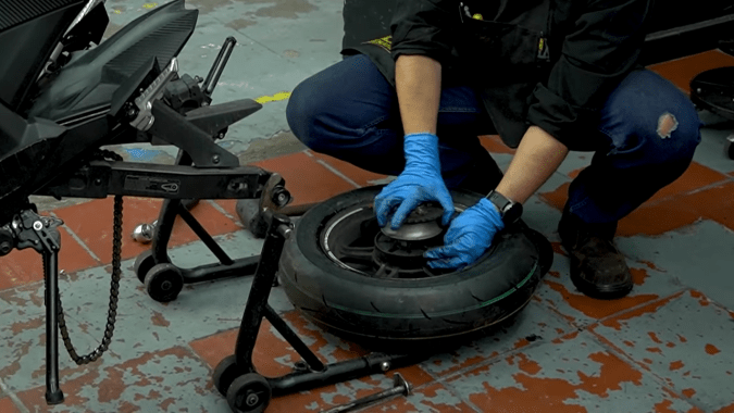 Cómo cambiar los neumáticos en una moto