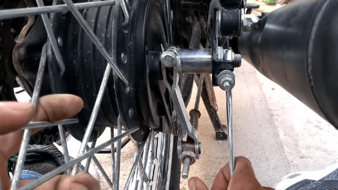 Cómo cambiar los neumáticos en una moto