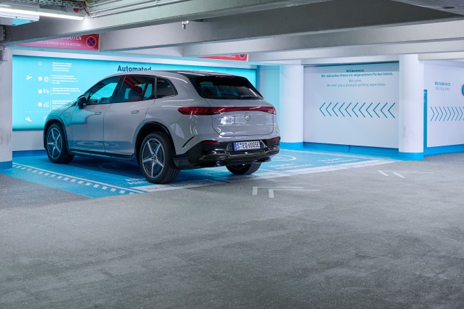 mercedez benz se parkea solo