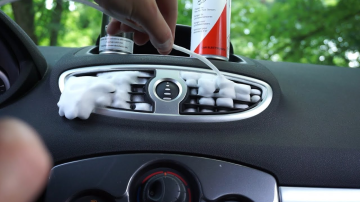 Cómo limpiar los ductos del aire acondicionado del carro con espuma