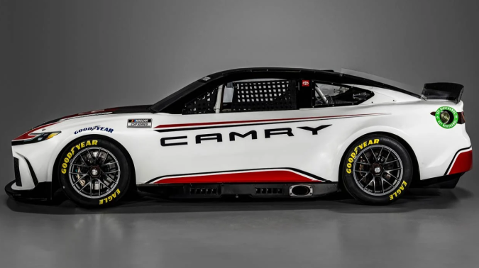 Toyota reveló el nuevo Camry para competir en Nascar
