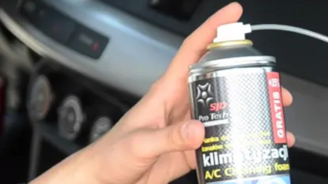Cómo limpiar los ductos del aire acondicionado del carro con espuma