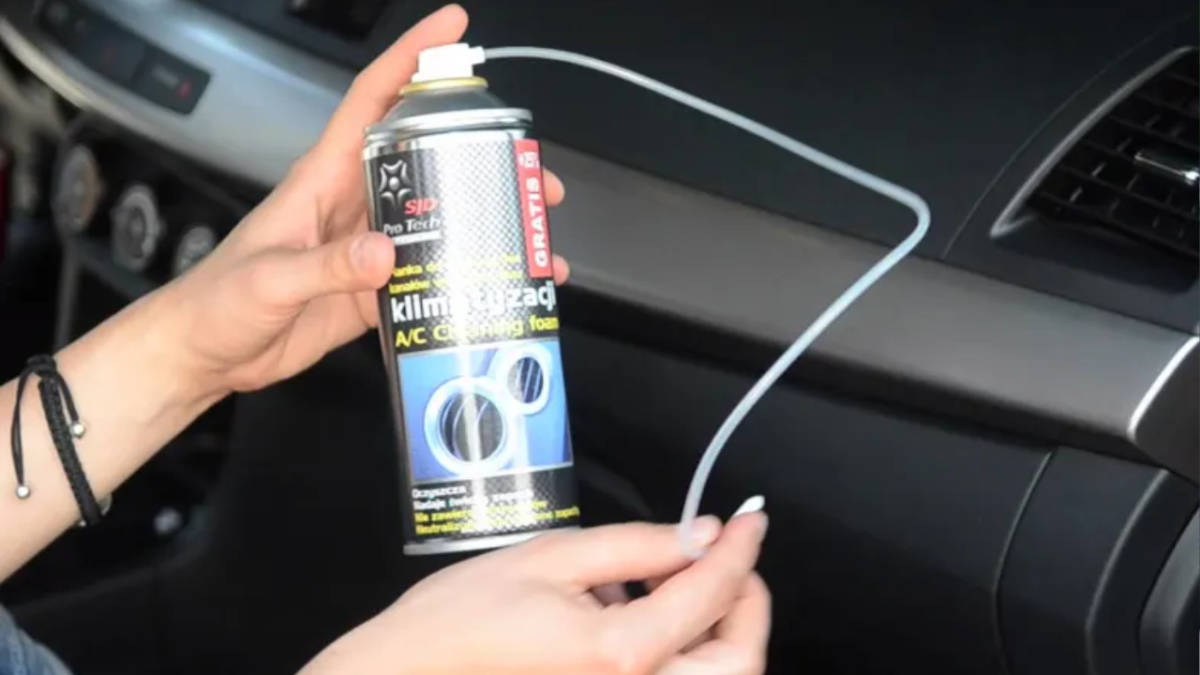 Cómo limpiar los ductos del aire acondicionado del carro con espuma