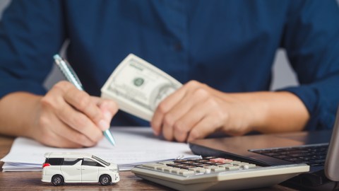 ¿Cómo endosar un título de un carro americano?