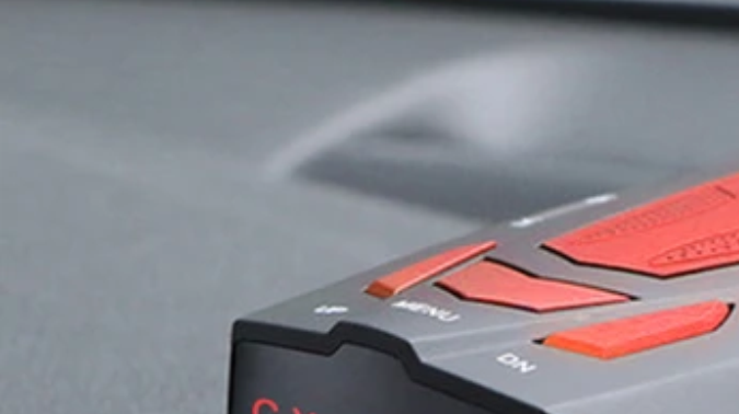 Cómo funcionan los detectores de radares de velocidad en los autos