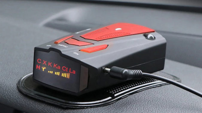 Cómo funcionan los detectores de radares de velocidad en los autos
