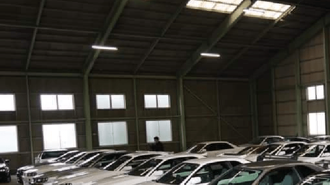 Conoce el "hangar secreto" de los Nissan GT-R prohibidos en Estados Unidos