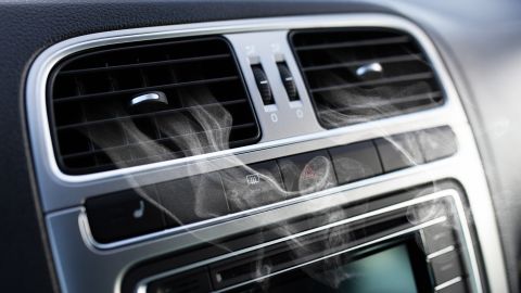 Elimina el mal olor del aire acondicionado del auto con estos trucos