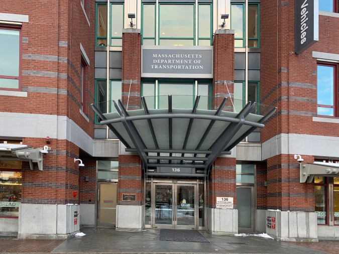 Cómo renovar tu licencia de conducir de Massachusetts
