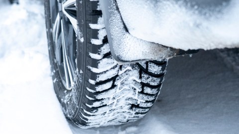¿Es segura la tracción trasera en la nieve?